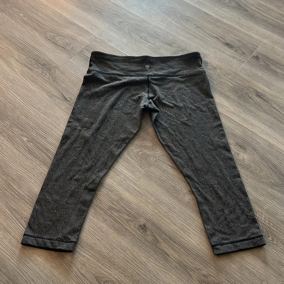 Lululemon gray Capri  length leggings size 8 - Picture 7 of 9
